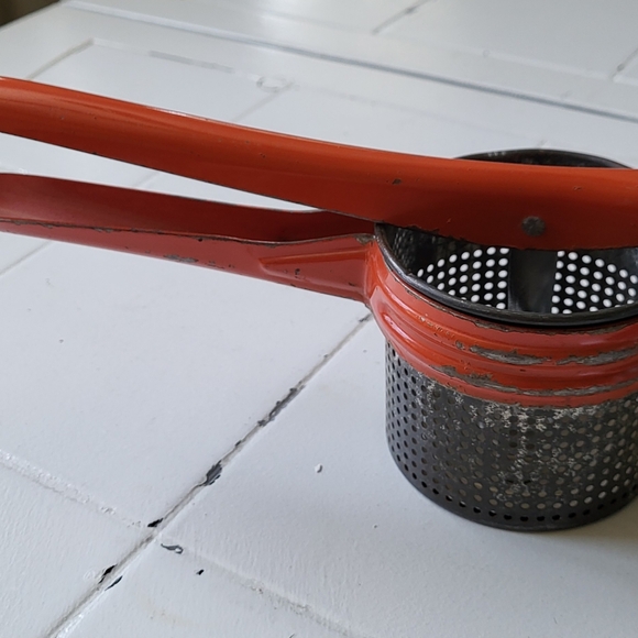 Vtg Hand Potato Ricer Fruit Juicer Strainer Steel Red Well Used Country Kitchen - Picture 6 of 12